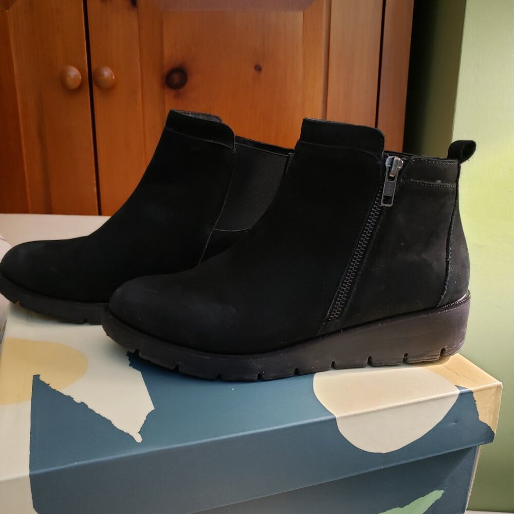 EUC women's Earth black boots size 8